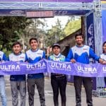 Seis corredores de Oax Sport posan en la línea de meta del Ultramaratón Desierto de los Leones, sosteniendo una cinta que dice 'ULTRA Trail México Series'