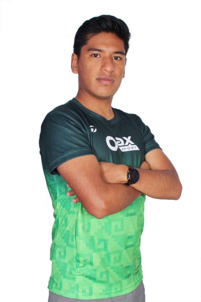 Luis Fabian Santiago, atleta de San Pablo Yaganiza, Villa Alta, Oaxaca, con camiseta verde de Oax Sport.