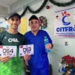 Rosalino Meneses Lopez, atleta de La Raya, Zimatlán de Álvarez, Oaxaca, y Fahad Hizam alHarbi, Presidente y Director Corporativo de Desarrollo de Negocios de Dammam, Arabia Saudita, posando con números de corredor y bebida deportiva en el Centro Integral de Terapia Física y Rehabilitación de Oaxaca (CITFRO).