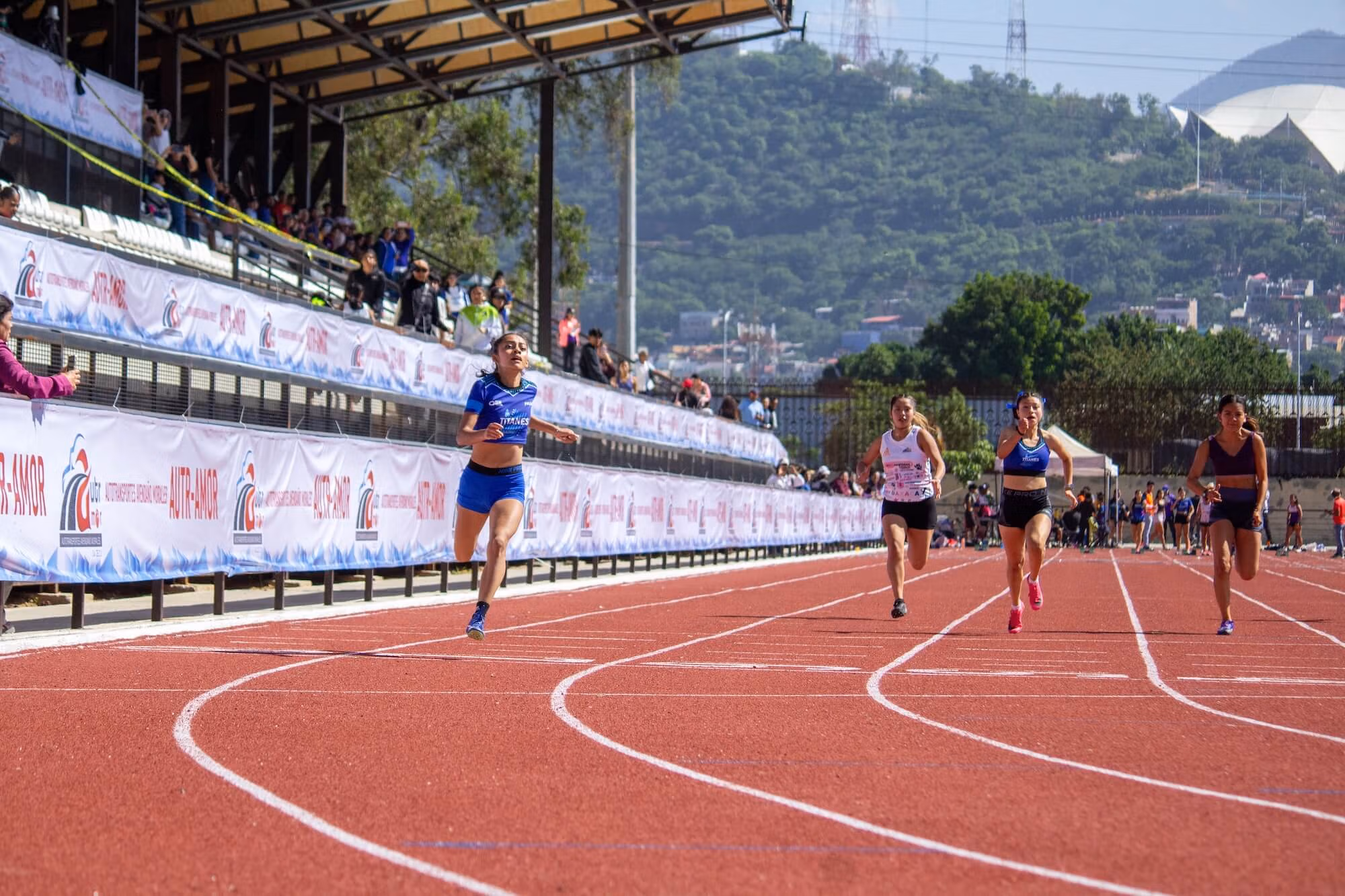 Titanes track and field athlete leading a sprint on the track in Oaxaca