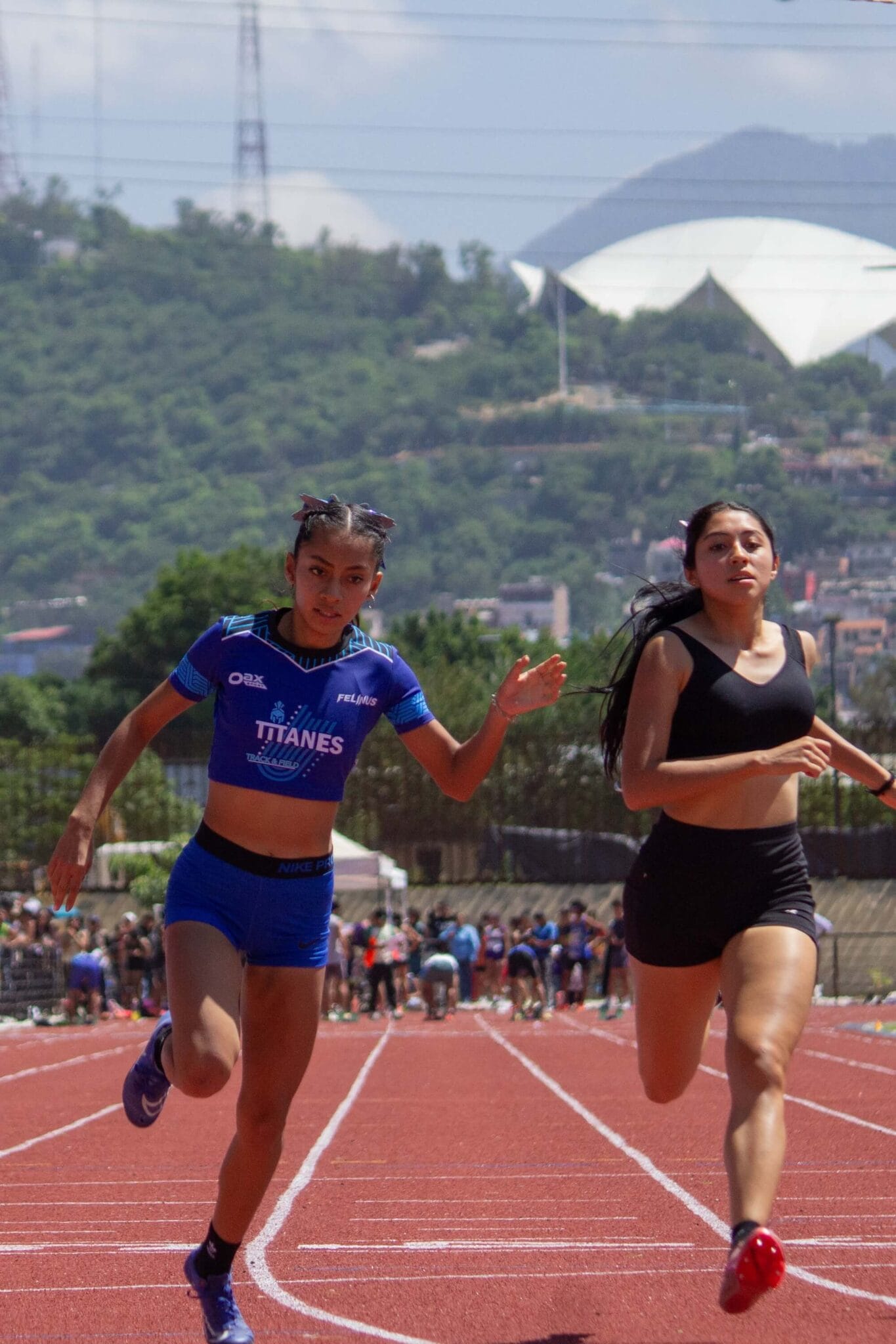 A Titanes athlete competes in a men’s sprint race at the Festival Atlético Autotransportes Avendaño Morales 2026 in Oaxaca.