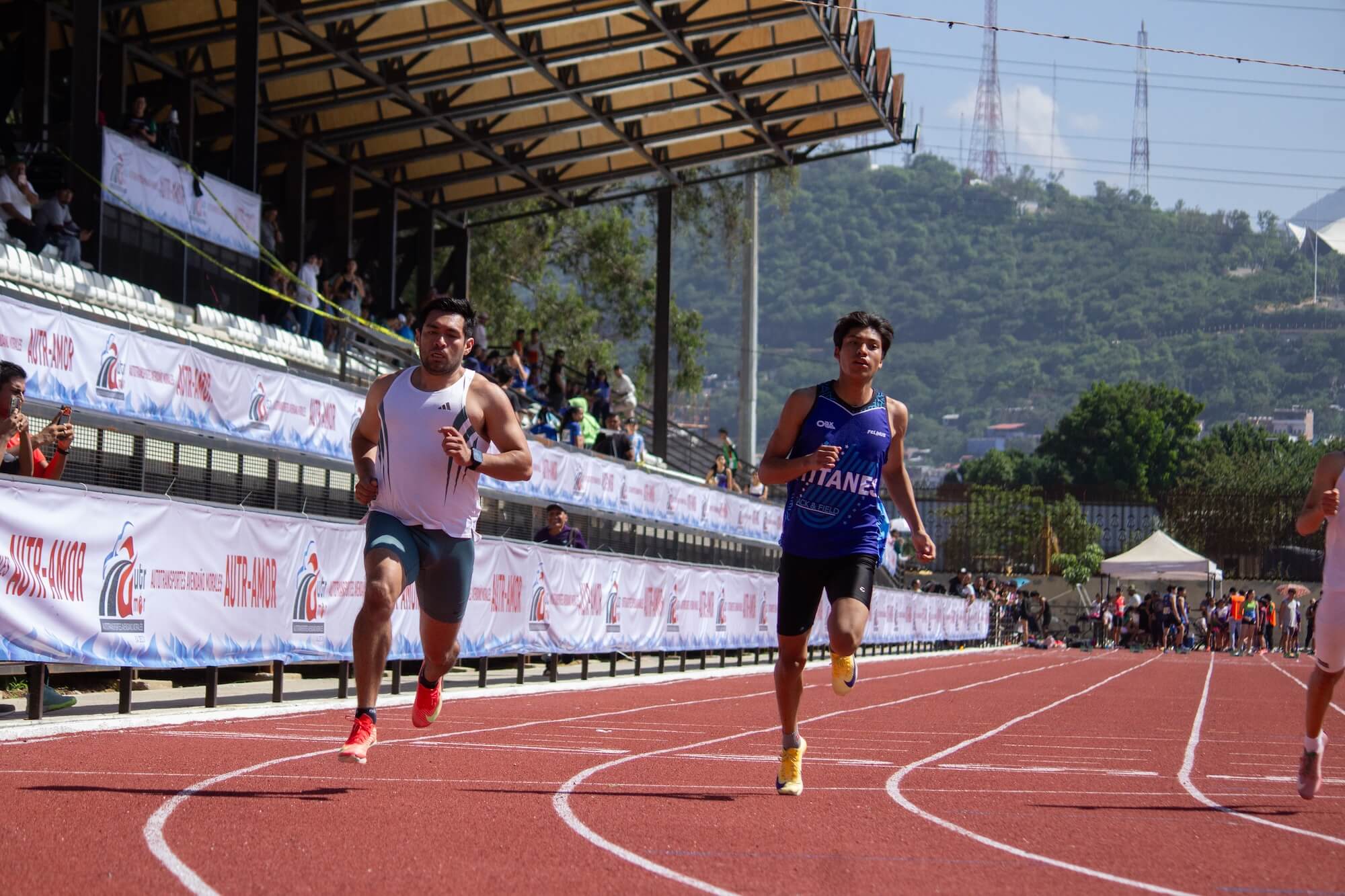 A Titanes sprinter races down the track during the Festival Atlético Autotransportes Avendaño Morales 2026 at Parque Primavera in Oaxaca.