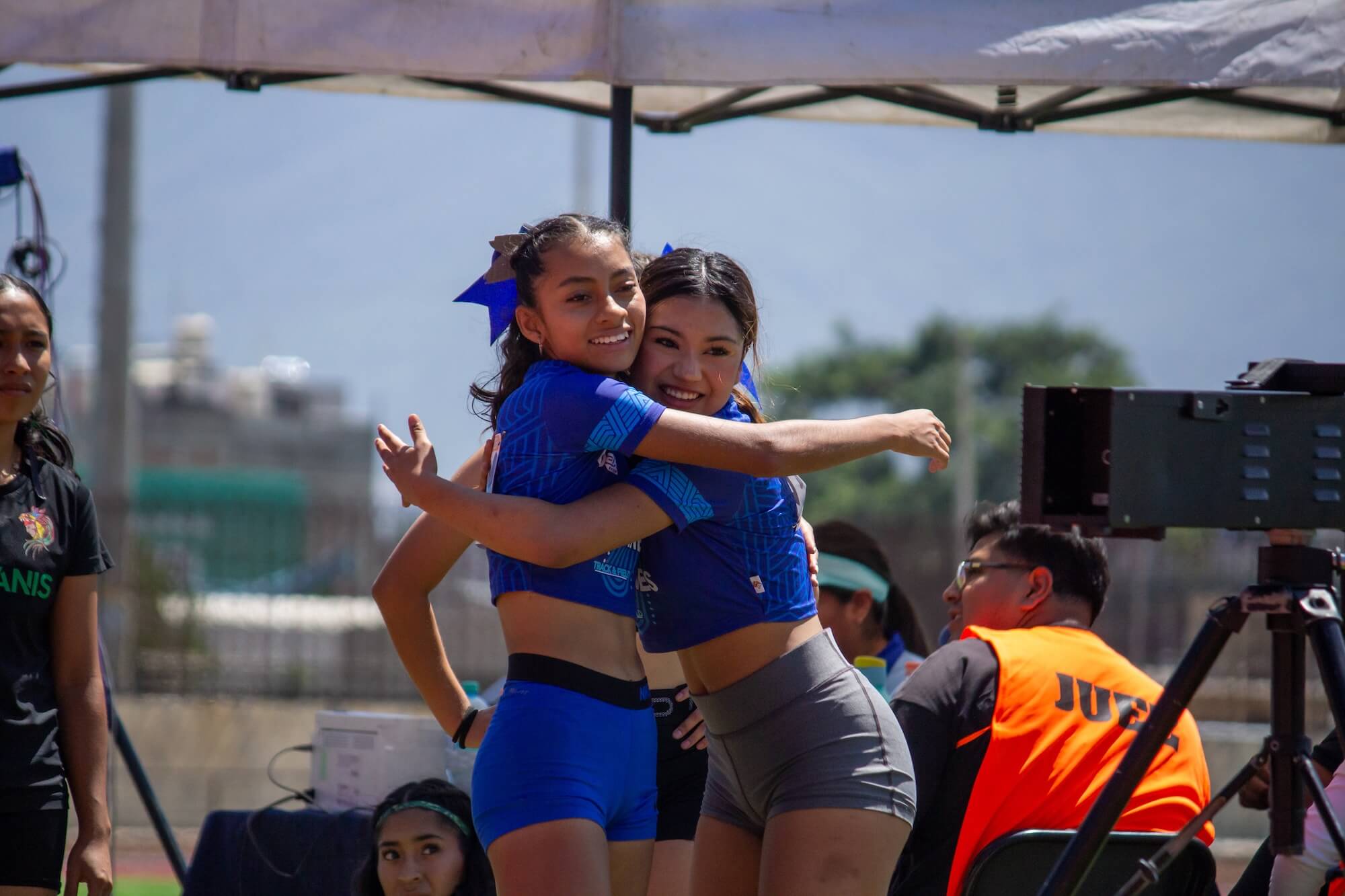 Titanes athletes share a team moment after competing at the Festival Atlético Autotransportes Avendaño Morales 2026 in Oaxaca.
