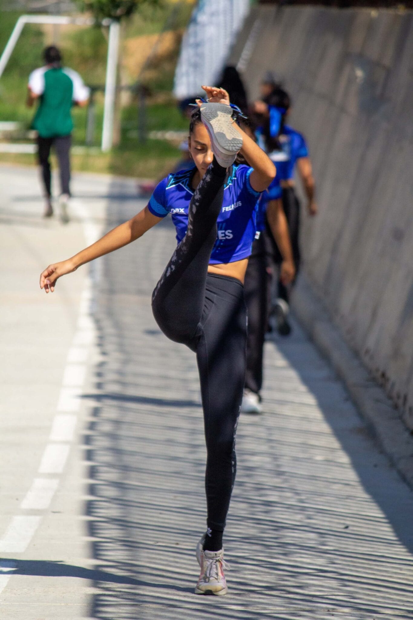 Titanes athletes warm up before competing at the Festival Atlético Autotransportes Avendaño Morales 2026 in Parque Primavera.