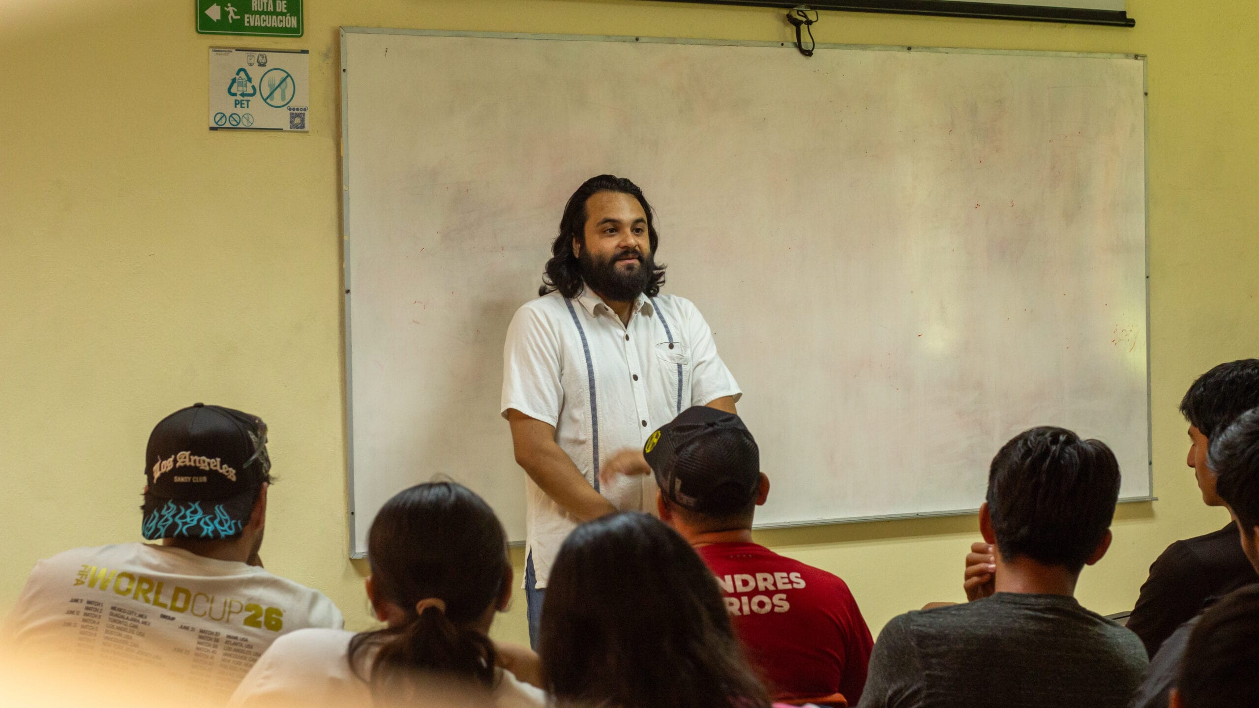 Especialista en psicología deportiva hablando con atletas y entrenadores en un aula durante el Campamento de Atletismo Oax Sport–Titanes 2026.