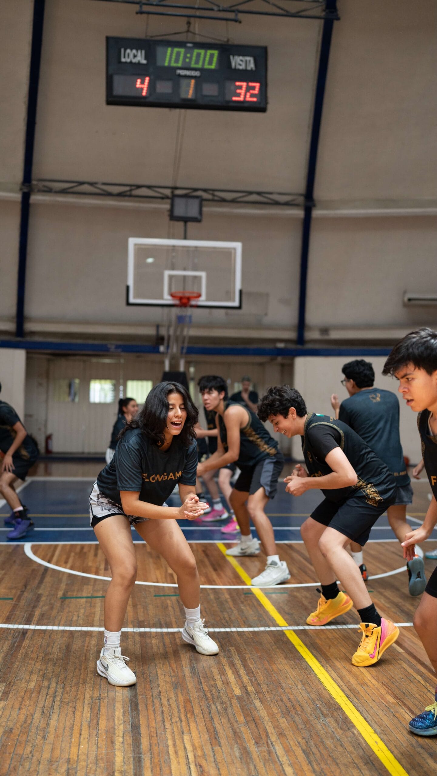 Desiree Ramírez participa en una actividad de básquetbol durante FlowGame Camp 2026 en la Ciudad de México.
