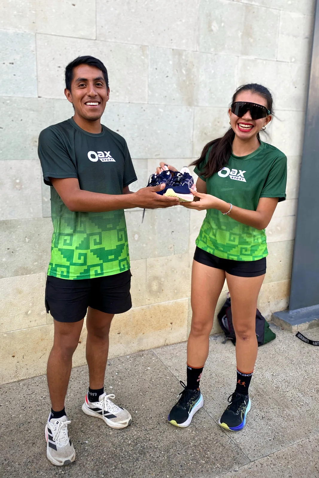 Carolina Cinco receiving running shoes during an Oax Sport support handover in June 2025.