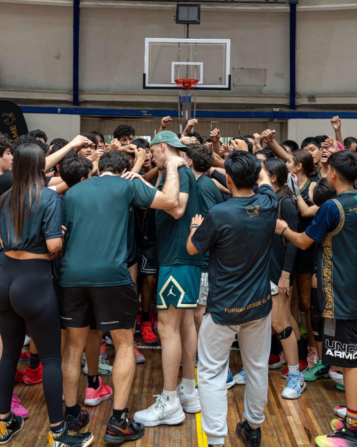 Participantes de FlowGame Camp 2026 se reúnen en grupo durante una actividad de básquetbol en la Ciudad de México.